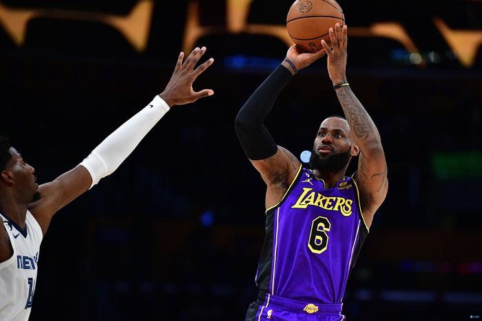  詹姆斯生涯总分超越贾巴尔登顶历史第一  