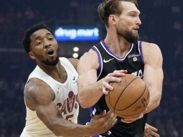  米切尔三分雨骑士客场爆冷掀翻雄鹿