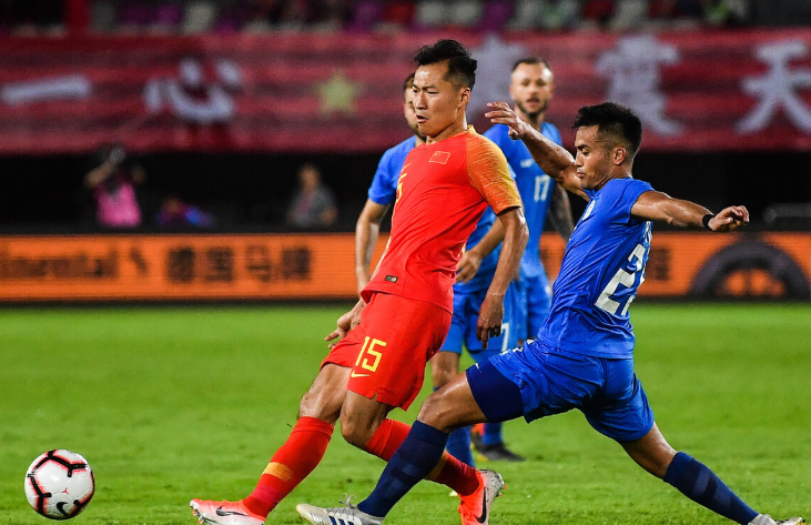  拉齐奥定位球战术显神威，头球双响炮击溃卡利亚里防线  